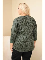 Dámska blúzka vo veľkosti Plus Size s leopardím vzorom a predĺženým zadným dielom v khaki farbe Dámska blúzka vo veľkosti Plus Size s leopardím vzorom a predĺženým zadným dielom v khaki farbe