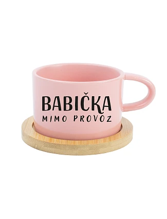 BABIČKA MIMO PROVOZ – ružový hrnček s makrónkou, 200 ml BABIČKA MIMO PROVOZ – ružový hrnček s makrónkou, 200 ml