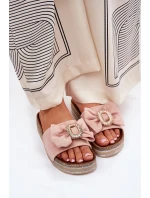 Klapki Damskie Na Platformie Z Kokardką I Ozdobną Broszką Różowe Lenela
