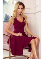 POLA - Dámske šaty vo vínovej bordovej farbe s volánikmi vo výstrihu 307-3 POLA - Dámske šaty vo vínovej bordovej farbe s volánikmi vo výstrihu 307-3