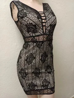 Dámske krajkové šaty Y8751 čierno-biele - Emamoda