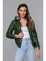 Krátka zelená dámska bunda s ozdobným lemovaním (B8030-10) Krátka zelená dámska bunda s ozdobným lemovaním (B8030-10)