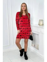 Červené zamatové šaty s ozdobným vzorom