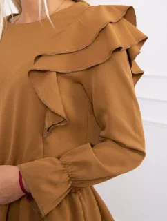 Šaty s vertikálnymi volánikmi camel