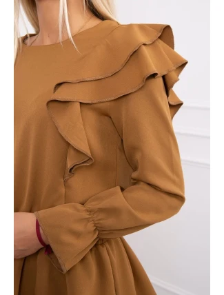 Šaty s vertikálnymi volánikmi camel