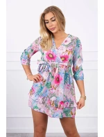 Kvetinové šaty s viazaním v páse vo fialovej farbe