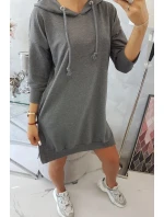 Šaty s kapucňou a dlhším chrbtom v grafitovej farbe Šaty s kapucňou a dlhším chrbtom v grafitovej farbe