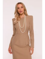 S412 Šaty v tvare ceruzky s ozdobnými ramenami - béžové