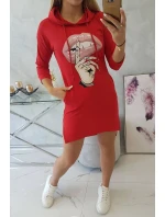 Šaty s dlhším chrbtom a farebnou potlačou červenej farby