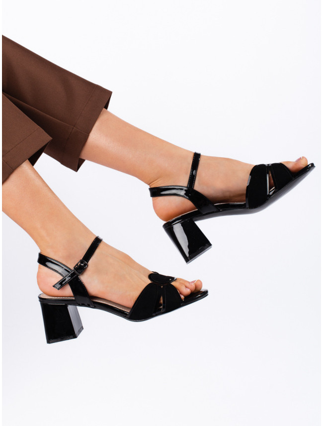 Krásne dámske sandále čiernej farby na širokom podpätku