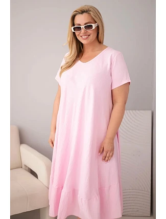 Dámske plus size šaty s krátkymi rukávmi a volánom z ľahkej viskózy v cukríkovo ružovej farbe Dámske plus size šaty s krátkymi rukávmi a volánom z ľahkej viskózy v cukríkovo ružovej farbe