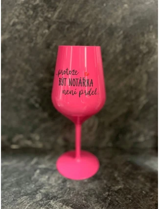 ...KEĎŽE BYŤ NOTÁROM NIE JE PRELIMINÁRNE... - ružový nerozbitný pohár na víno 470 ml