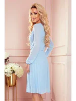 ISABELLE - Svetlomodré dámske plisované šaty s výstrihom a dlhými rukávmi 313-10 ISABELLE - Svetlomodré dámske plisované šaty s výstrihom a dlhými rukávmi 313-10