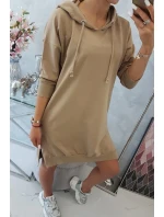 Šaty s kapucňou a dlhším chrbtom