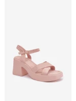Sandále na podpätku model 225107 Vykročte štýlovo