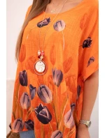 Dámske bavlnené tričko s oranžovým kvetinovým vzorom Dámske bavlnené tričko s oranžovým kvetinovým vzorom