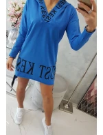 Nevädze modré šaty s kapucňou a potlačou