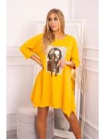 Šaty s potlačou a rozšíreným spodným dielom v horčicovej farbe