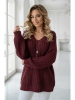 661-1 Teplý oversize sveter s vlnenou väzbou a výstrihom do V - bordový