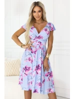 425-14 MATILDE Blinkered midi šaty s obálkovým výstrihom a krátkymi rukávmi - modré s ružovými kvetmi