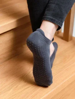 Polofroté dámske ponožky s protišmykovou úpravou ABS 135