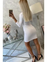 Priliehavé šaty s výstrihom bielej Priliehavé šaty s výstrihom bielej