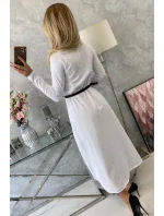 Šaty s ozdobným pásikom a nápismi bielej farby