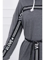 Šaty zdobené páskou grafitovej farby