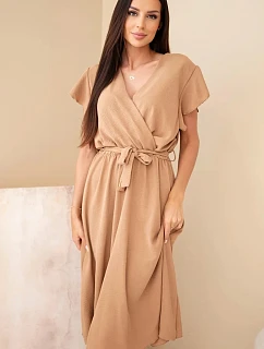 Dámske zavinovacie midi šaty s opaskom a krátkymi rukávmi camel