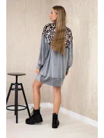 Velúrové šaty s leopardím vzorom šedej farby