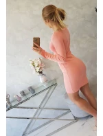 Šaty so zlatou retiazkou marhuľová