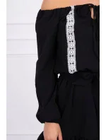 Šaty s otvorenými ramenami a čipkou čiernej