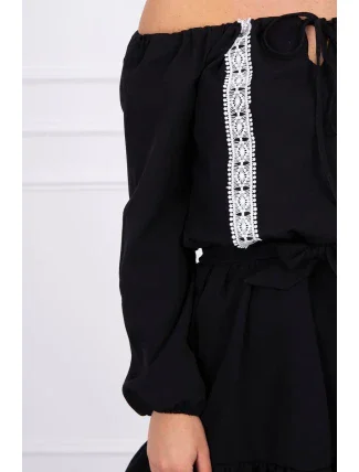 Šaty s otvorenými ramenami a čipkou čiernej