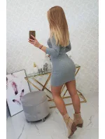 Šaty s ozdobnými gombíkmi šedej