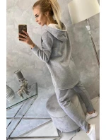 Sada sivých vrecovitých nohavíc