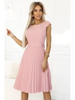 311-19 LILA Klasické plisované šaty s krátkymi rukávmi a opaskom - PUDRAL ROSE 311-19 LILA Klasické plisované šaty s krátkymi rukávmi a opaskom - PUDRAL ROSE