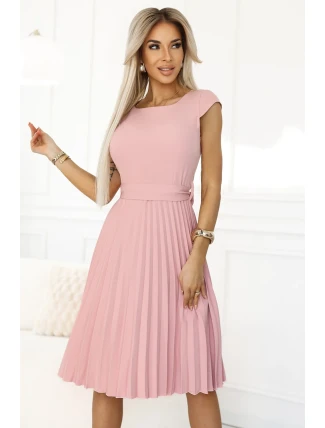 311-19 LILA Klasické plisované šaty s krátkymi rukávmi a opaskom - PUDRAL ROSE 311-19 LILA Klasické plisované šaty s krátkymi rukávmi a opaskom - PUDRAL ROSE