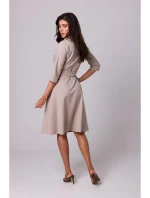 Zavinovacie šaty so šálovým golierom B255 - béžové - BEwear Zavinovacie šaty so šálovým golierom B255 - béžové - BEwear