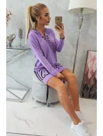 Šaty s kapucňou a potlačou fialovej