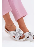 Skórzane Klapki Damskie Na Koturnie Z Ozdobnym Kwiatem Artiker 54C0538 Biało-Srebrne
