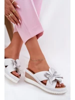 Skórzane Klapki Damskie Na Koturnie Z Ozdobnym Kwiatem Artiker 54C0538 Biało-Srebrne