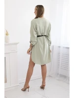 Šaty s dlhším chrbtom a pásom tmavej mentolovej farby Šaty s dlhším chrbtom a pásom tmavej mentolovej farby