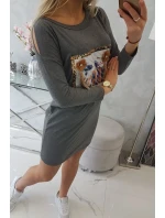 Šaty s 3D grafikou a ozdobnými volánmi grafitovej farby