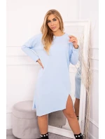 Modré šaty nadmernej veľkosti