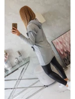 Šaty s ozdobnými volánikmi a kapucňou šedej farby