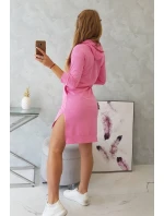 Šaty s dlhším chrbtom a farebnou svetlo ružovou potlačou