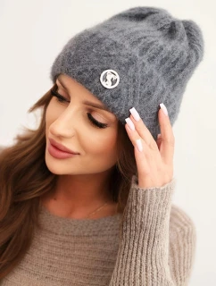 Dámska zimná čiapka z nadýchanej pleteniny a s elegantným gombíkom tmavosivá