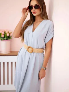 Šaty s ozdobným opaskom šedej farby