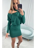 Šaty so zdobením na ramenách tmavo zelené
