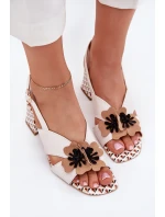 Skórzane Sandały Damskie Na Słupku Z Kwiatami Laura Messi 2950 Białe